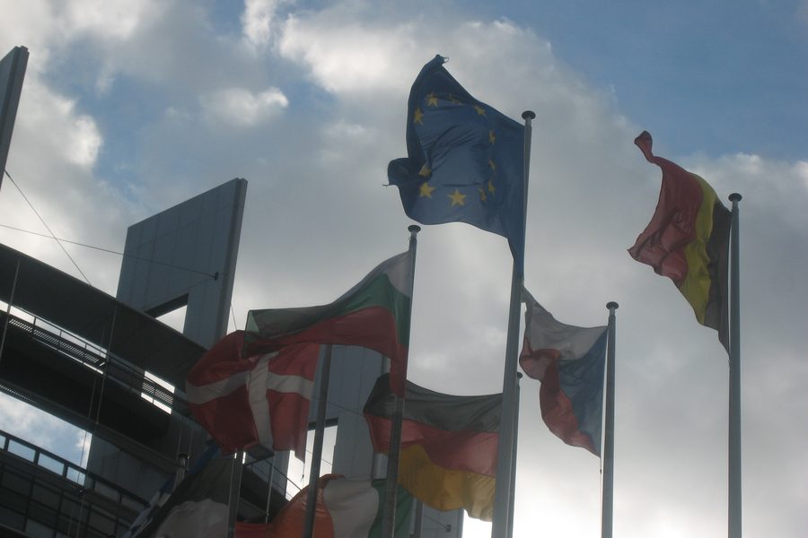 Прапор Європейського Союзу й прапори країн перед будівлею Європарламенту в Страсбурзі